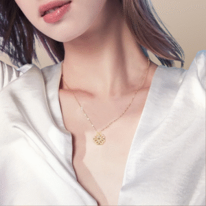 Collier Trèfle d’Amour – Pendentif Cœur Magnétique en Zircon Incrusté, Design Polyvalent et Émotionnel